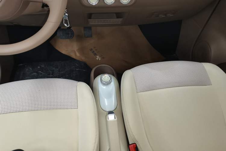 Used Wuling Hongguang MINIEV 2025 Four-Door Version Advanced Edition Gear Lever