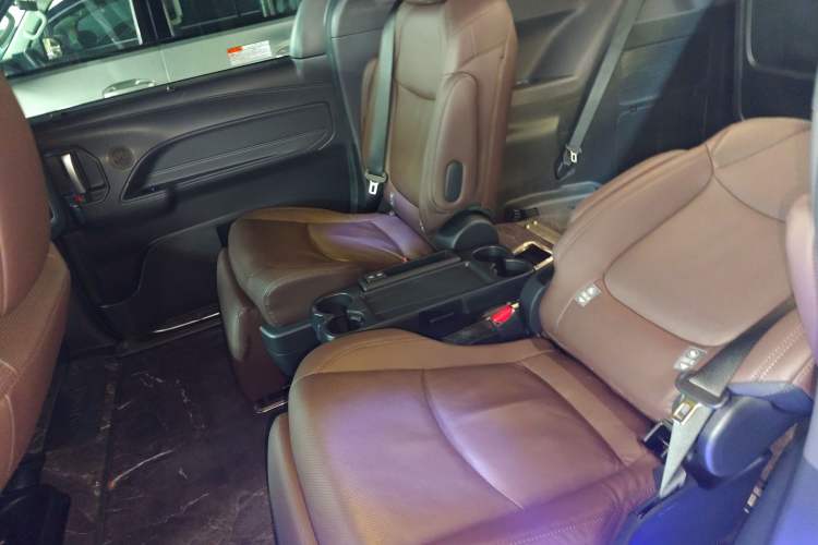 Used Toyota Sienna 2021 2.5L Hybrid Platinum Edition