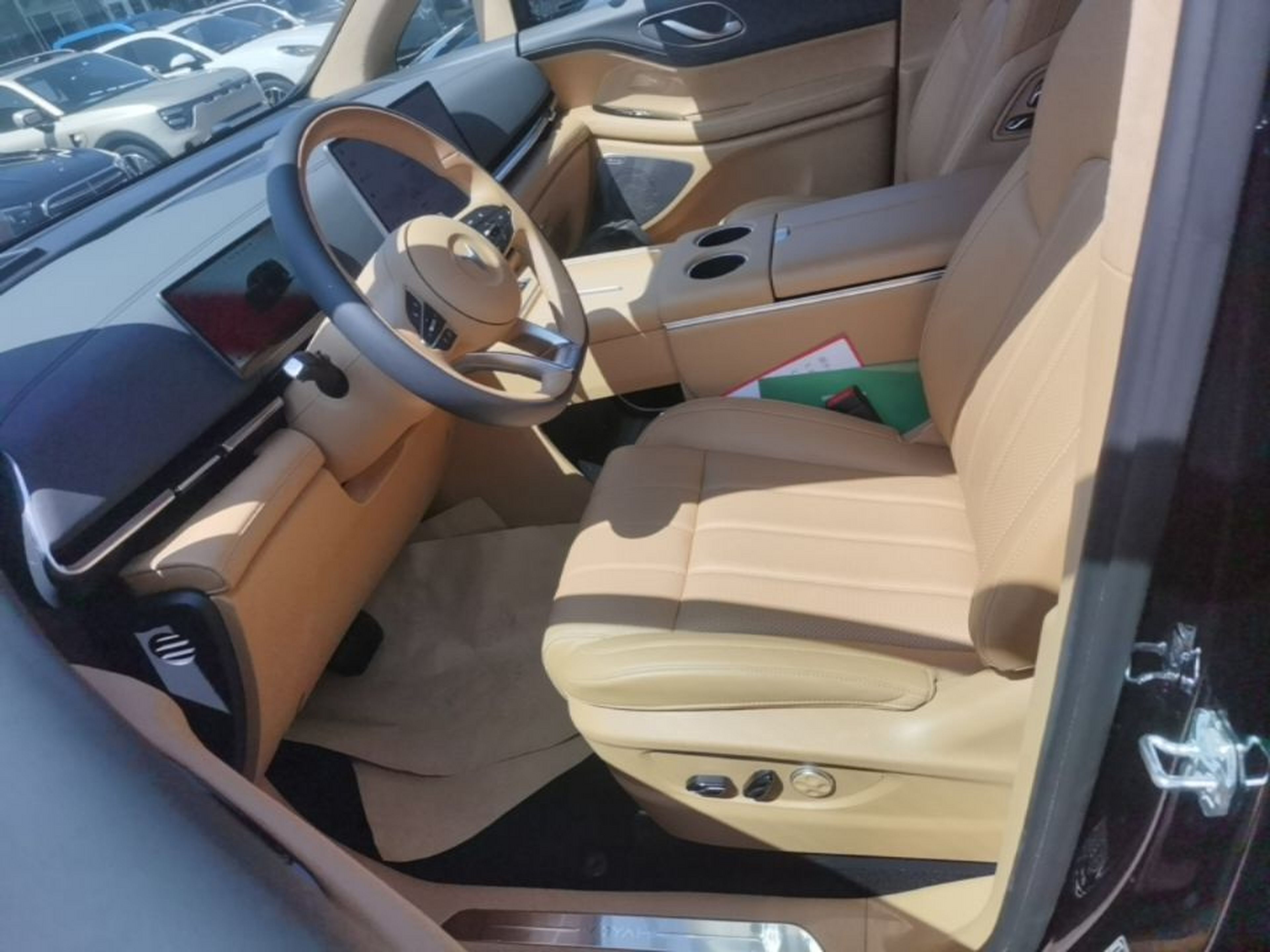 المقاعد الأمامية داخل السيارة