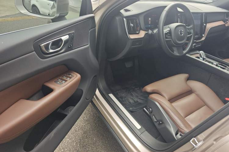 Used Volvo XC60 2023 B5 4x4 Smart Luxury Edition Driver Seat