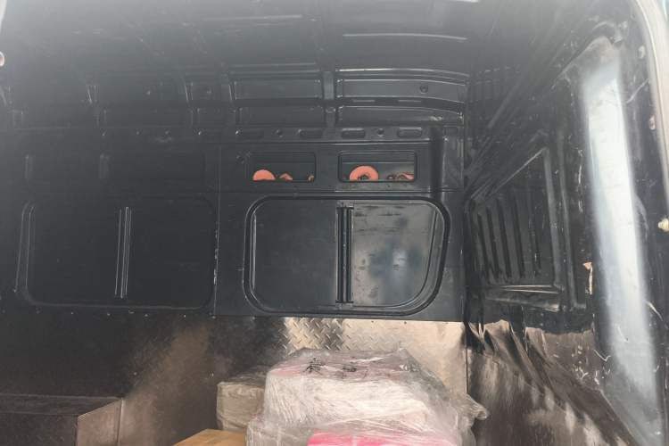 Used Dongfeng Yufeng 2023 V9+ 2.3T Manual Rear-Drive Dual Rear Tires Long Wheelbase High-Roof 3-Seater Cargo Van Headliner