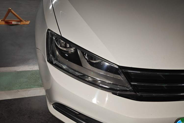 Used Volkswagen Sagitar 2017 230TSI Automatic Comfort Version Right Front Headlight