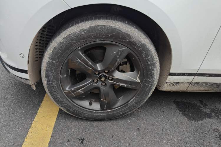 Used Land Rover Range Velar 2022 250 PS Left Front Wheel Hub