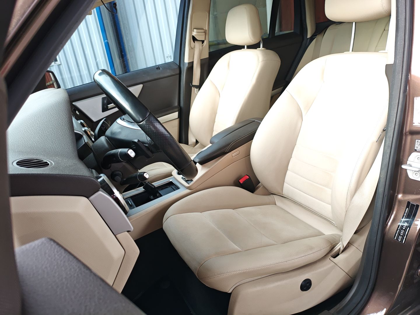 Переднее сиденье в автомобиле