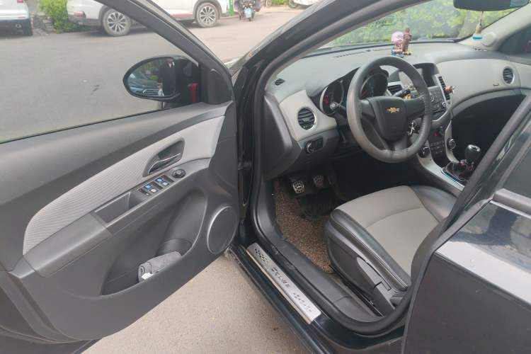 Used Chevrolet Cruze 2013 1.6L SE MT Driver Seat