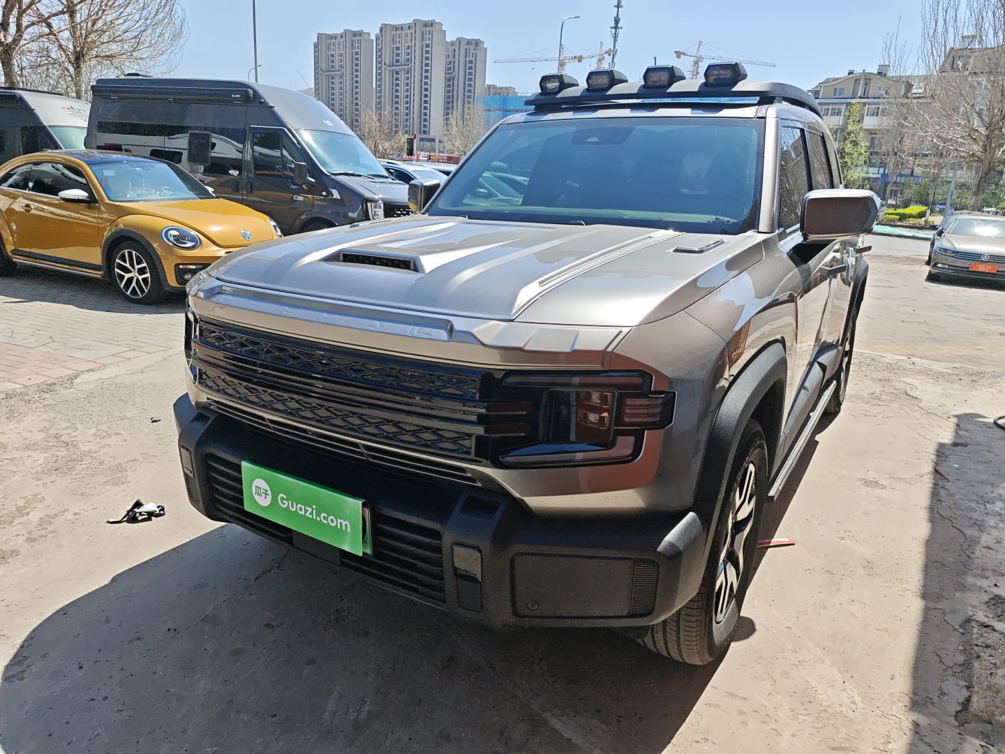 تحت مقدمة السيارة