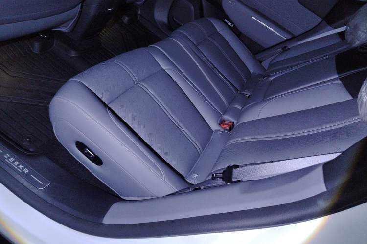 Used Zeekr 7X 2025 100 kWh Long-Range Rear-Wheel Drive with Intelligent Driving Features Left Rear Seat