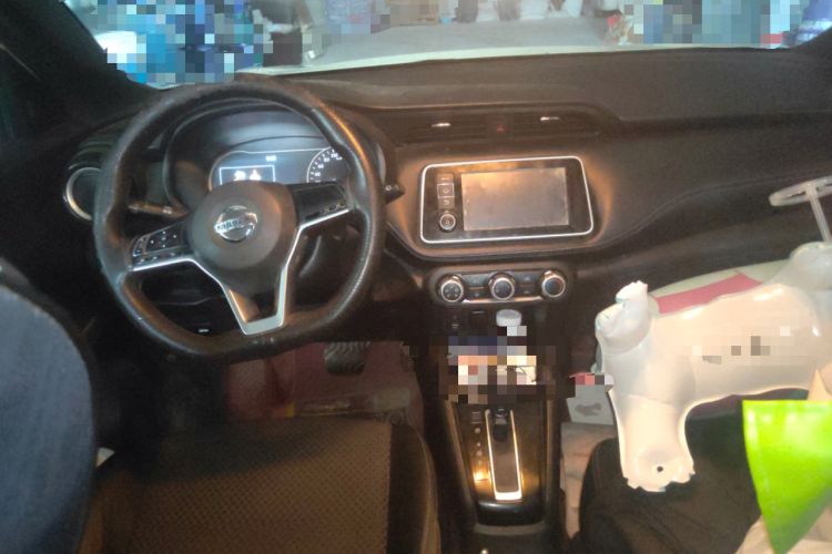 Used Nissan Kicks 2017 1.5L CVT Smart Drive Edition Center Console