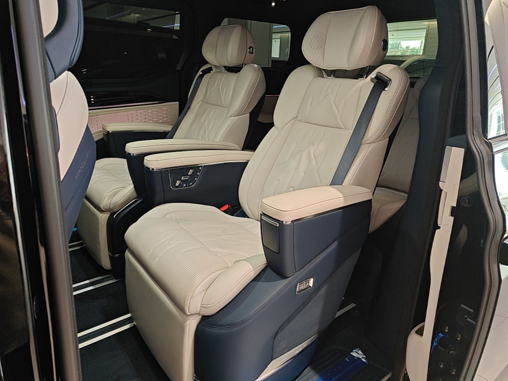 Zeekr 009 2024 7-Seater Walk-Through Version Four-Wheel Drive 108 kWh — снимка 20