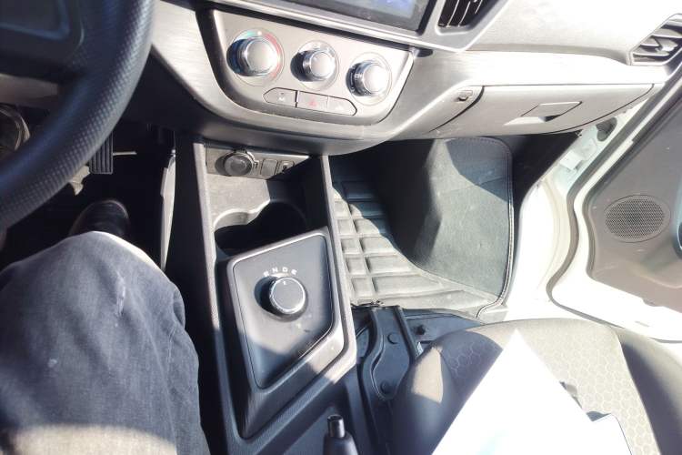 Used Chana Ruixing EM60 2025 Passenger Version Comfort Edition 6 Seats 300 km Range Side-Hinged Doors
