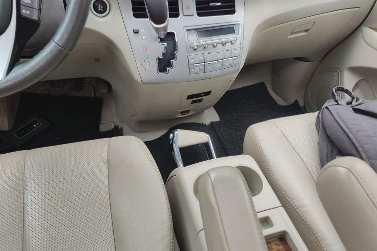 Used BYD M6 2013 2.4L Automatic Luxury Model