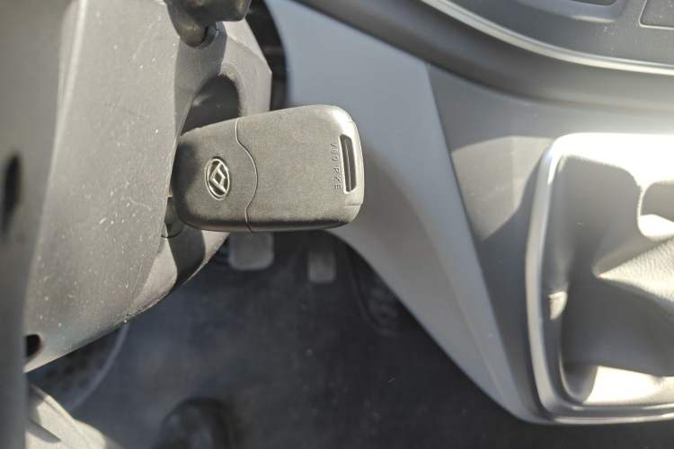 Used SAIC MAXUS Xintu V80 2024 Facelift Aoyuntong 6MT Short Wheelbase Mid-Height Version 147 Ps 5/6 Seats