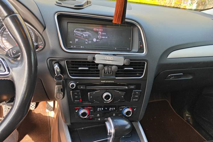 Used Audi Q5 2016 40 TFSI Trendy Edition Audio And AC Panel