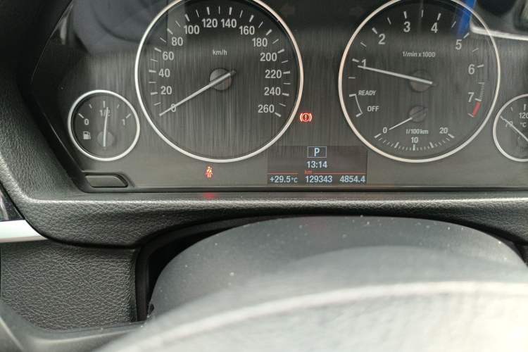 Used BMW 3 Series 2016 316Li Fashion Model Odometer Close Up