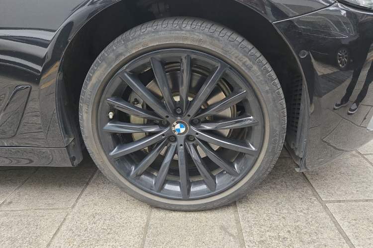 Used BMW 5 Series 2021 530Li Luxury Edition Premium Package Right Front Wheel Hub