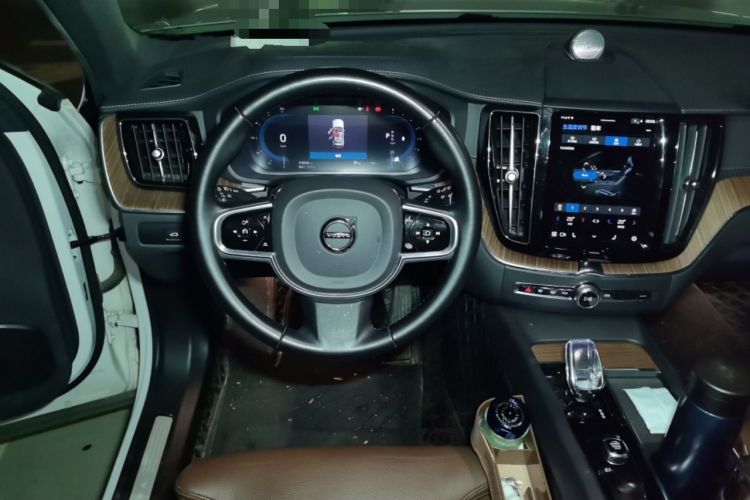 Used Volvo XC60 2024 B5 4x4 Smart Luxury Edition Steering Wheel
