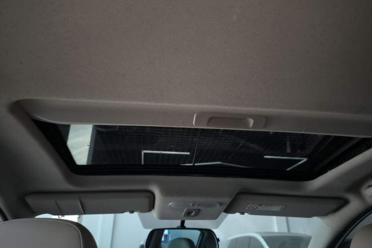 Used Venucia R50 2013 1.6L Automatic Luxury Edition
