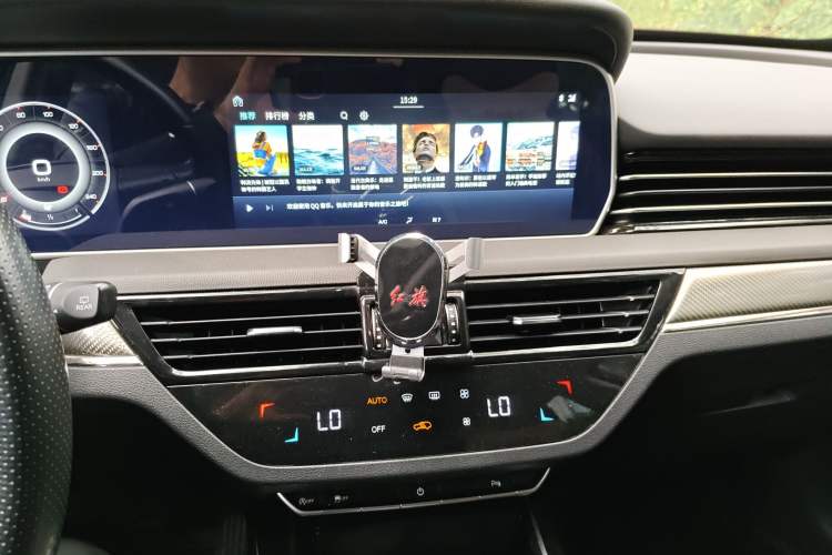 Used Hongqi HS5 2019 2.0T Smart Connect Flagship Edition Audio And AC Panel