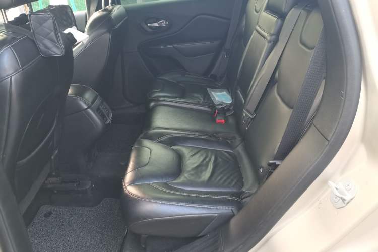 Used Jeep Cherokee 2014 2.4L Urban Edition
