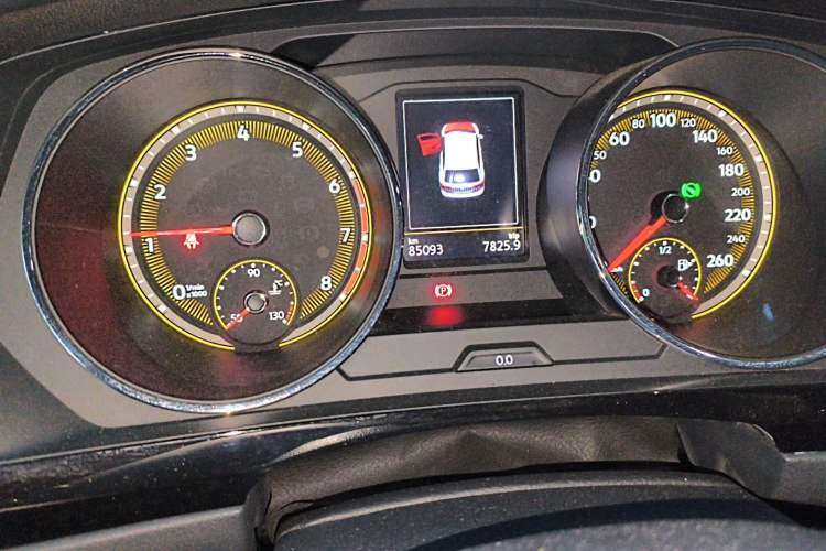 Used Volkswagen Tiguan L 2020 330TSI Automatic Two-Wheel Drive Smart Luxury Edition China VI Standard Odometer Close Up