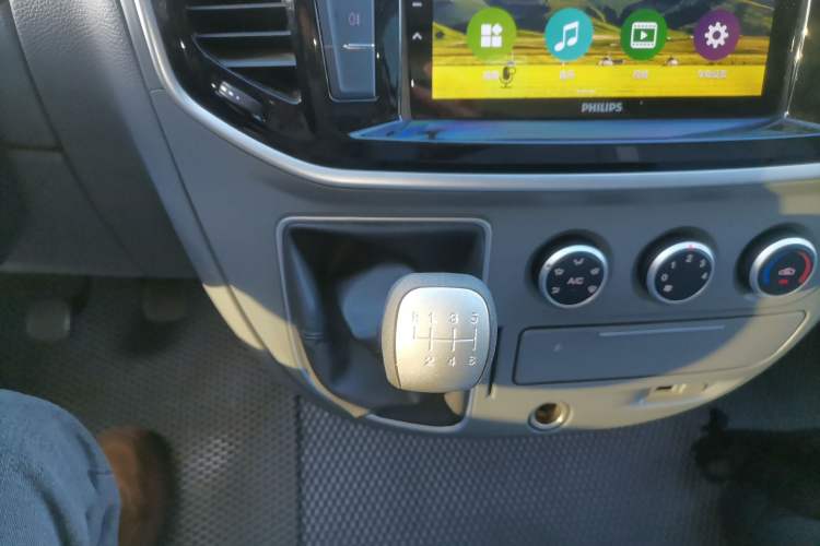 Used SAIC MAXUS Xintu V80 2021 2.0T Manual Classic City Delivery King Short Wheelbase Mid-Roof Design 3 Seats