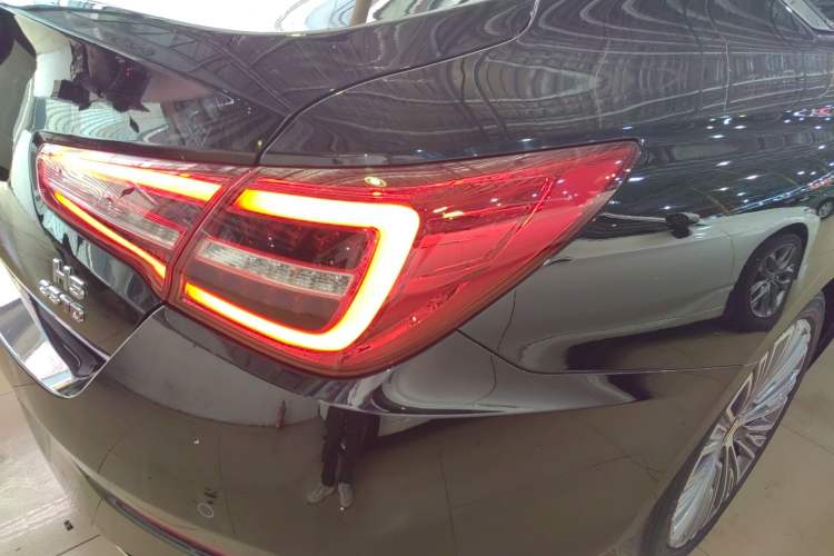 Used Hongqi H5 2022 Classic Model 1.8T Automatic Smart Connect Flagship Edition Right Rear Taillight