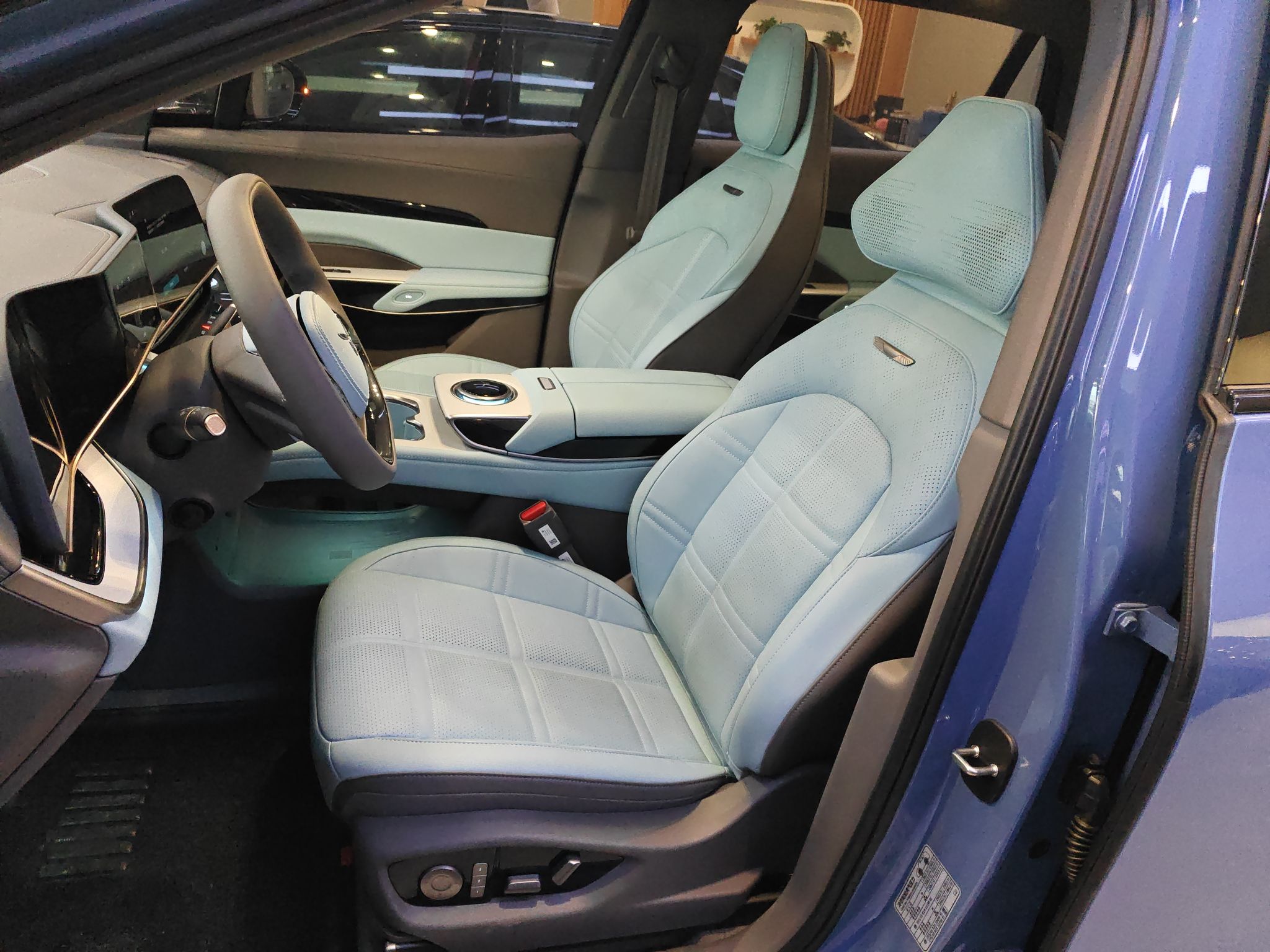 المقاعد الأمامية داخل السيارة