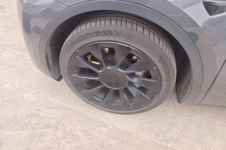 Used Tesla Model Y 2021 Long-Range All-Wheel-Drive Version Left Front Wheel Hub