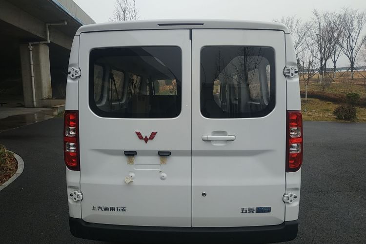 Used Wuling Yangguang 2024 300KM Comfort Version Passenger Van 75kW