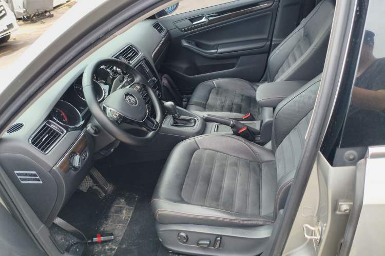 Used Volkswagen Sagitar 2017 230TSI Automatic Luxury Edition Left Front Seat