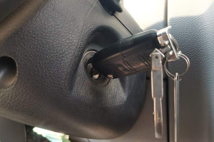 Used SAIC MAXUS Xintu V80 2017 2.5T AMT Aoyuntong China IV Short Wheelbase Mid-Roof 5/6/10-Seater
