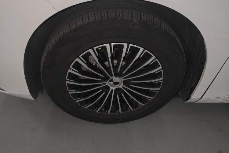 Used Denza D9 2022 DM-i 1040 Prestige Model Left Front Wheel Hub