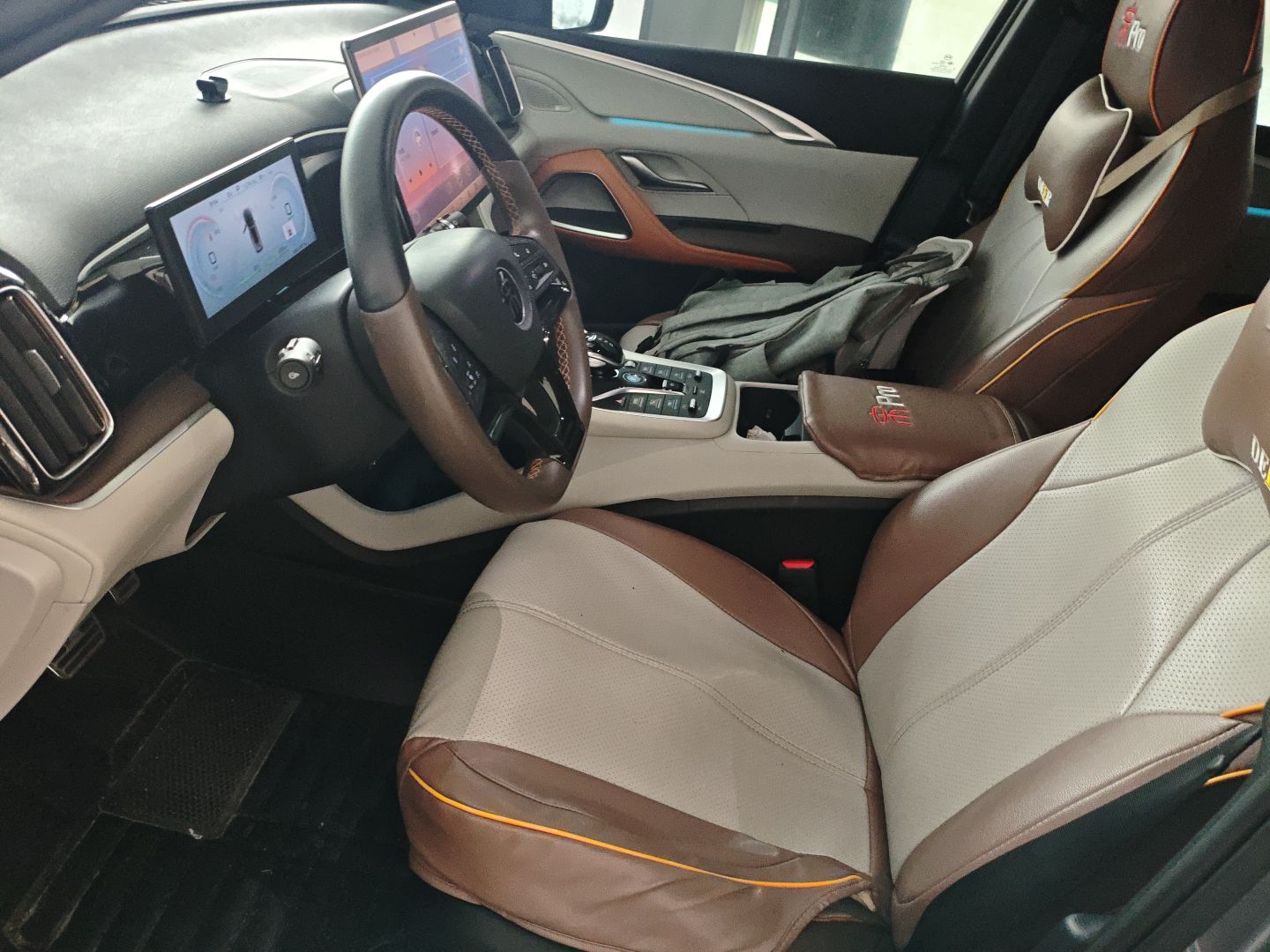 المقاعد الأمامية داخل السيارة