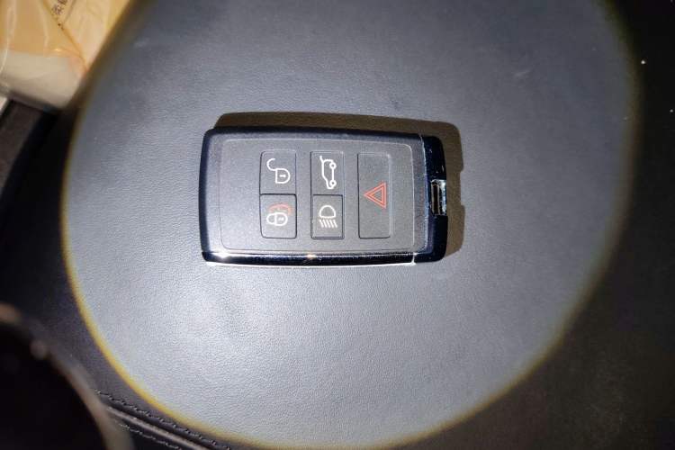 Used Land Rover Defender 2025 110 3.0T P400 X-Dynamic SE Vehicle Key