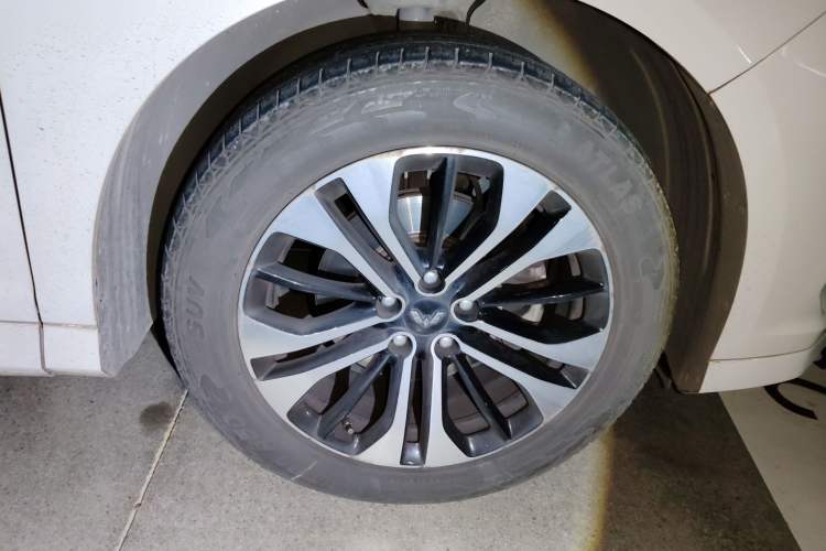 Used Wuling Victory 2022 Revised Version 280T 1.5T CVT Flagship Edition Right Front Wheel Hub