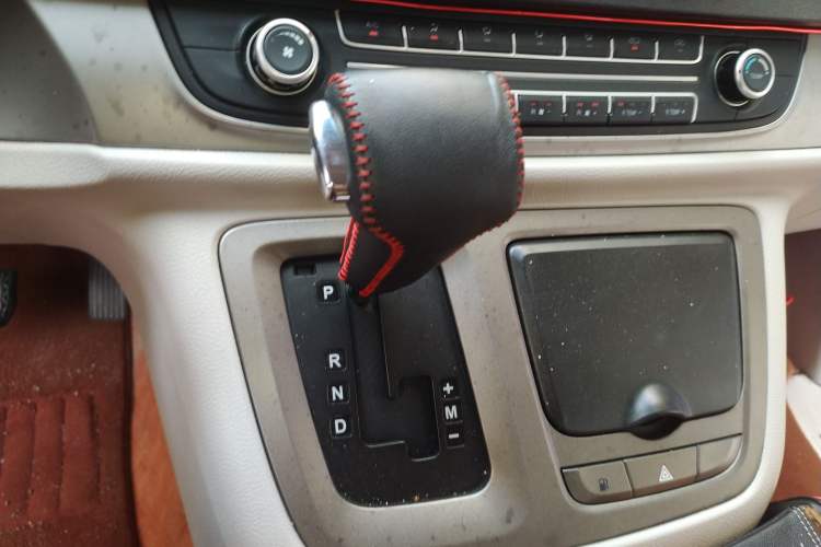 Used SAIC MAXUS G10 2014 2.0T Automatic Elite Edition Gear Lever