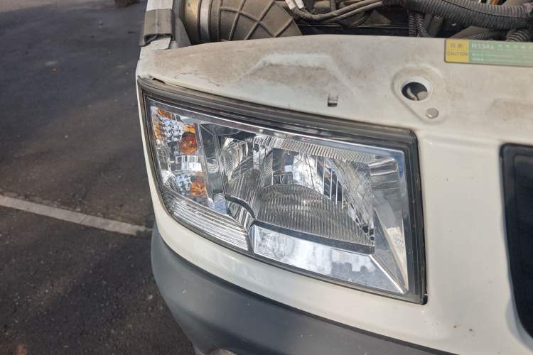 Used Iveco Daily 2021 2.5T A35 M1 Passenger Van 5-9 Seater Short Wheelbase Mid-Roof Design Dual Tires Manual Doors Right Front Headlight