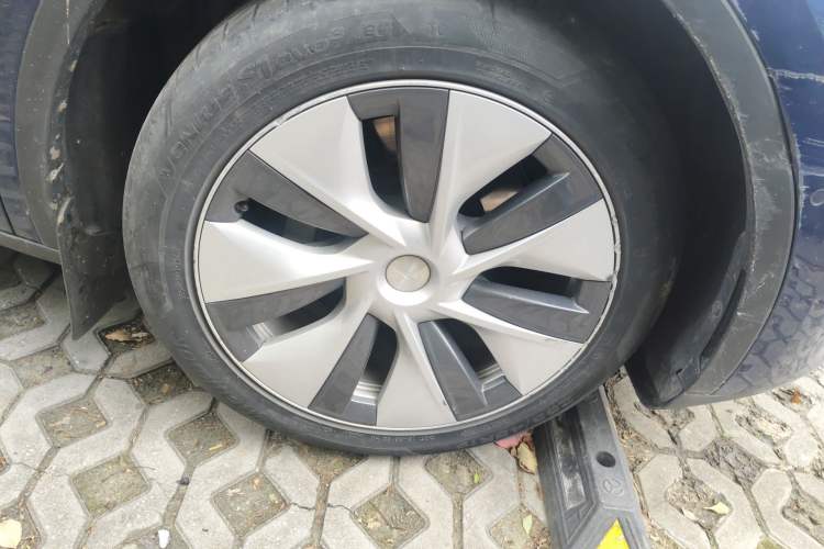 Used Tesla Model Y 2021 Standard Range Rear-Wheel Drive Version Right Front Wheel Hub