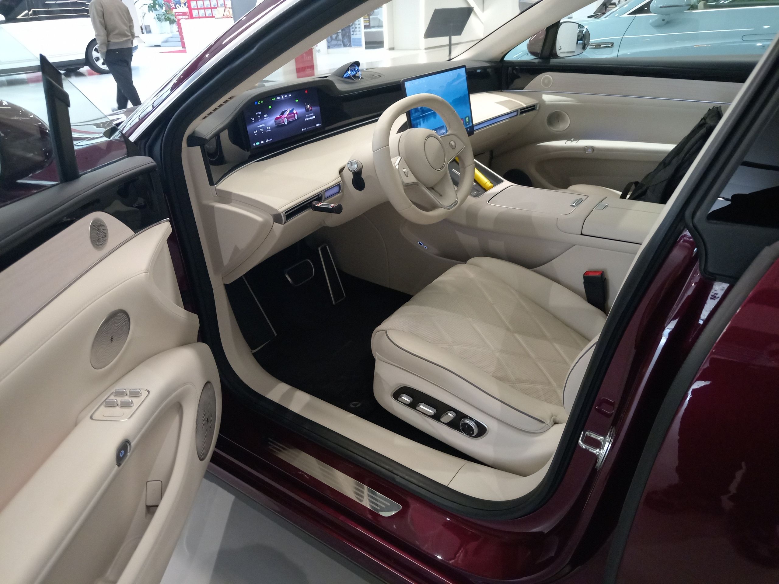 المقاعد الأمامية داخل السيارة