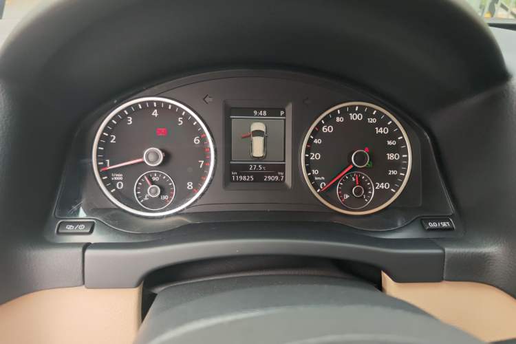 Used Volkswagen Tiguan 2013 1.8 TSI Automatic All-Wheel Drive Luxury Model Odometer Close Up