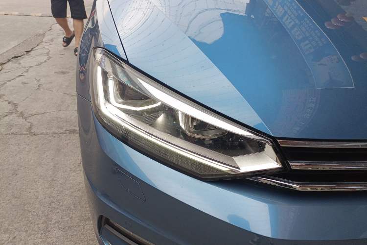 Used Volkswagen Touran 2018 Volkswagen Touran L 280TSI DSG Comfort Edition 7-seater Right Front Headlight