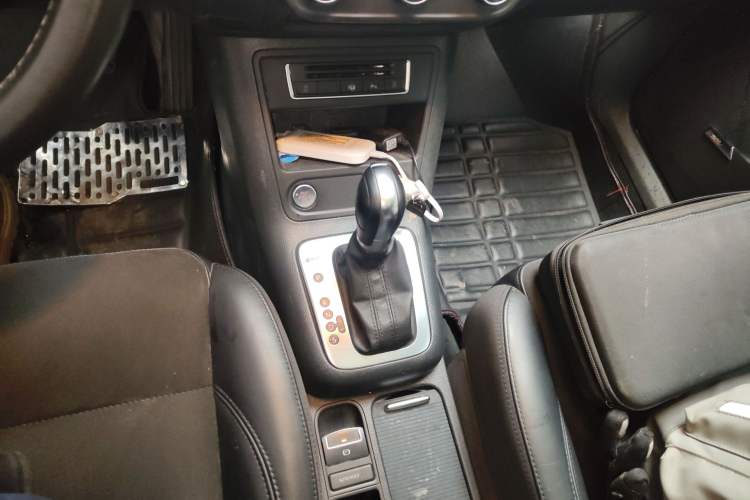 Used Volkswagen Tiguan 2015 2.0 TSI Automatic All-Wheel Drive Flagship Edition Gear Lever