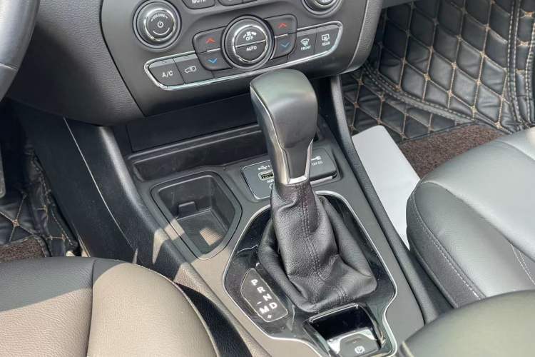 Used Jeep Cherokee 2019 2.0T Two-Wheel Drive Smart Enjoyment Version China VI
