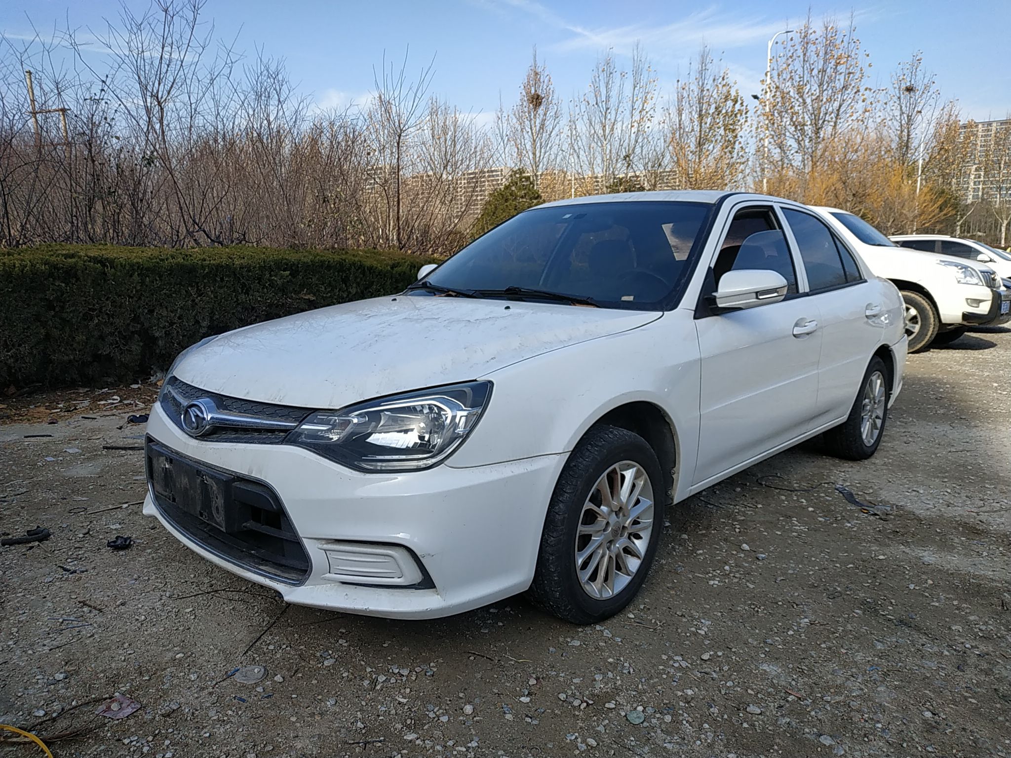 Под передней частью автомобиля