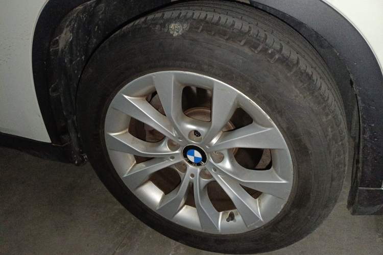 Used BMW X1 2013 sDrive18i Fashion Model Right Front Wheel Hub