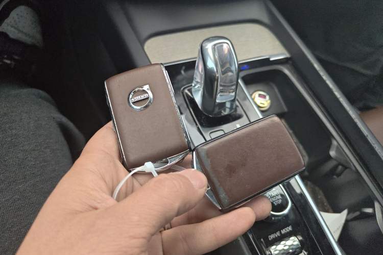 Used Volvo XC60 New Energy 2019 T8 E-Drive Hybrid Prestige Luxury Version China V Standard Vehicle Key