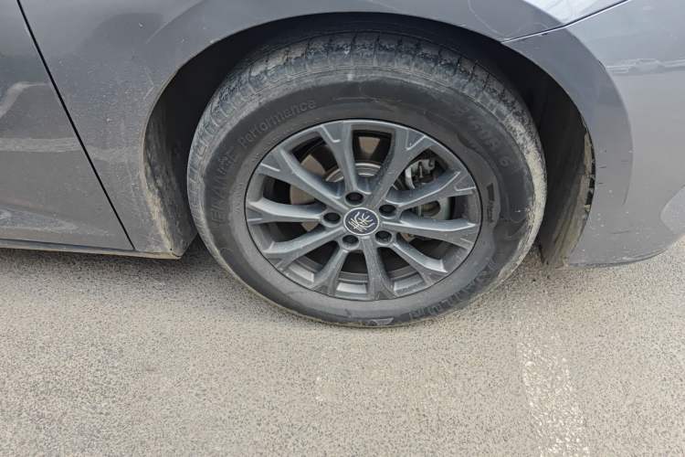 Used BYD Qin L 2024 DM-i 80KM Leading Model Right Front Wheel Hub