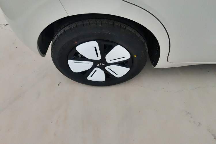 Used Wuling Hongguang MINIEV 2025 Four-Door Version Advanced Edition Right Rear Wheel Hub