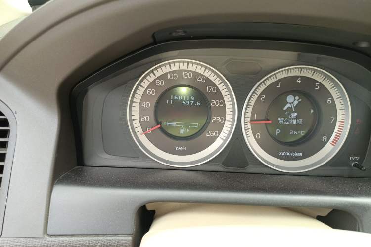 Used Volvo XC60 2012 T5 Comfort Edition Odometer Close Up