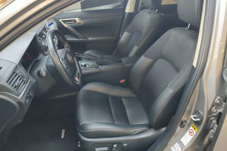 Used Lexus CT 2017 CT200h Comfort Edition Monochrome China VI Left Front Seat